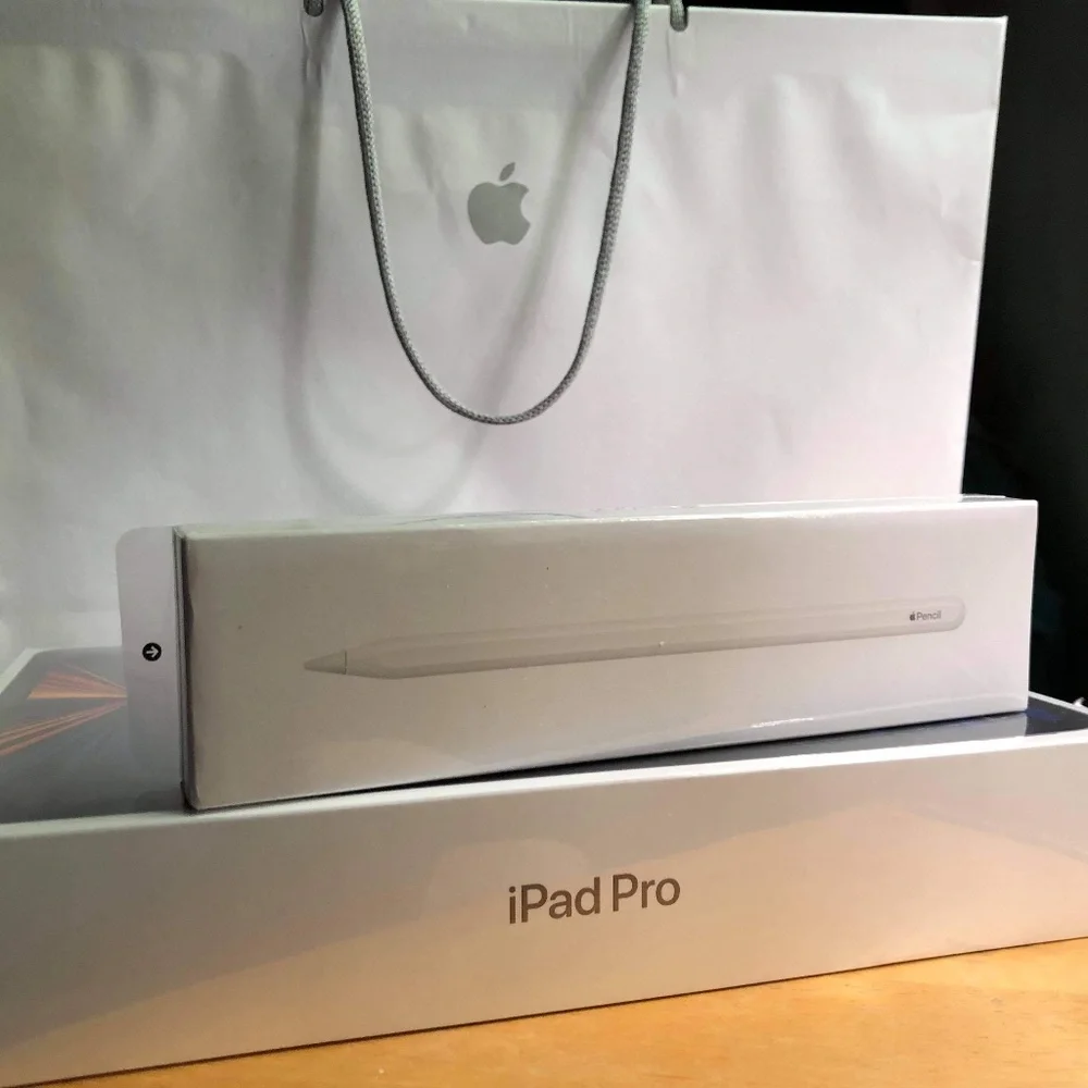 Apple iPad Pro 5th Generation 256GB,5G SIM CARD,Magic Keyboard & Apple Pencil .